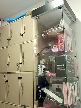 chloe  Jones  online show from November 12, 2025, 12:42 pm