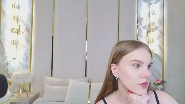 Lili Lohan online show from May 19, 2026, 5:03 am