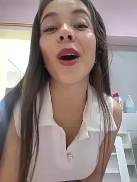Snapshot of EmmaValencia_ chatting on June 12, 2026, 9:34 pm EmmaValencia online show from June 12, 2026, 9:34 pm