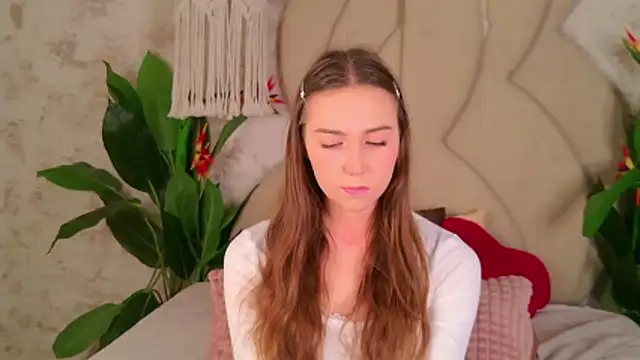 OliviaLay online show from November 14, 2025, 11:14 am