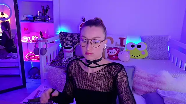 Snapshot of MysticRoxanne chatting on December 1, 2025, 8:15 am MysticRoxanne online show from December 1, 2025, 8:15 am