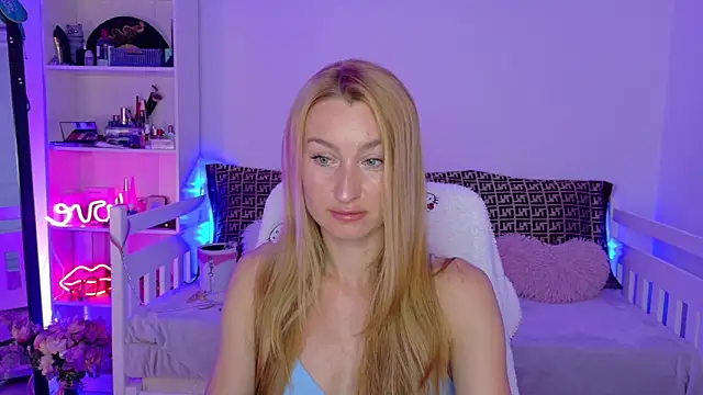 MysticRoxanne online show from December 23, 2025, 6:56 am