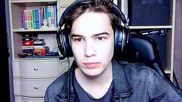 Snapshot of _Chris_Next_Door_ chatting on October 9, 2025, 5:02 pm  Chris Next Door  online show from October 9, 2025, 5:02 pm