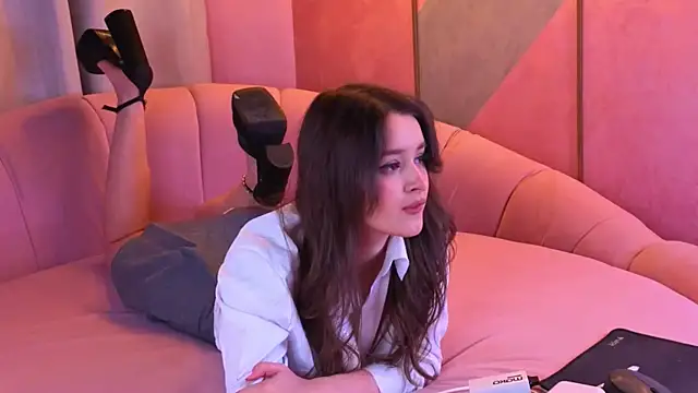 EvaSwen online show from November 23, 2025, 8:19 pm