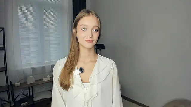Snapshot of SerrenaAa chatting on October 7, 2025, 8:15 am SerrenaAa online show from October 7, 2025, 8:15 am