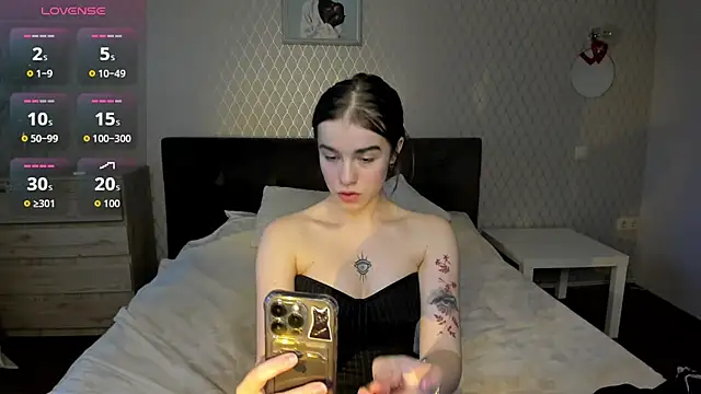 ShellyMoon  online show from October 11, 2025, 2:51 pm