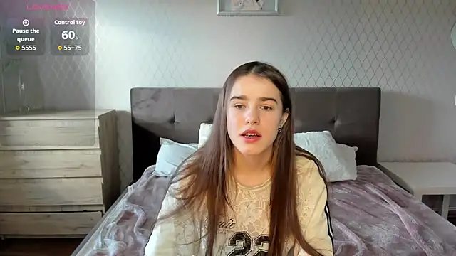 ShellyMoon  online show from October 19, 2025, 12:30 pm
