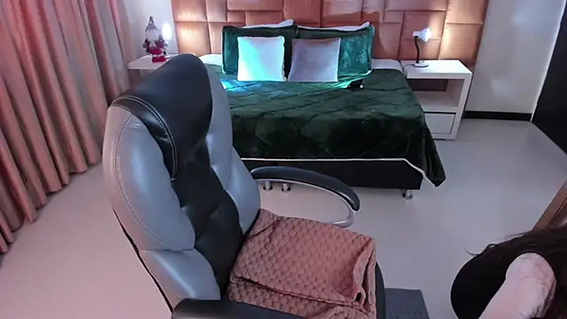 Scarlett  Cooper   online show from December 17, 2025, 12:43 pm