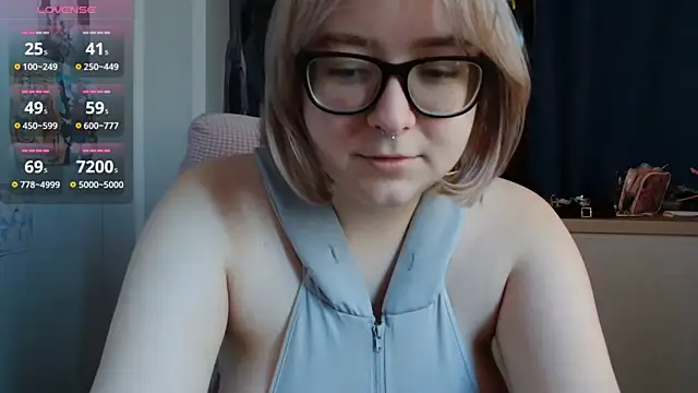 Snapshot of LolaWEI chatting on October 16, 2025, 7:16 am LolaWEI online show from October 16, 2025, 7:16 am