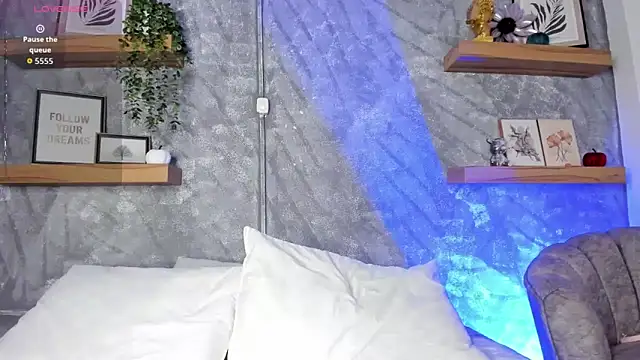 Nikolbrice online show from December 19, 2025, 7:05 pm