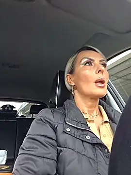 KirraWhite online show from October 26, 2025, 6:58 am