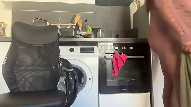 nanaisbackk online show from April 23, 2026, 2:40 pm