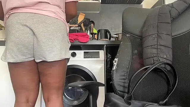 nanaisbackk online show from April 24, 2026, 8:05 am