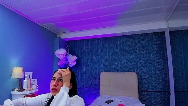 LeaMoreau22 online show from December 19, 2025, 12:07 pm