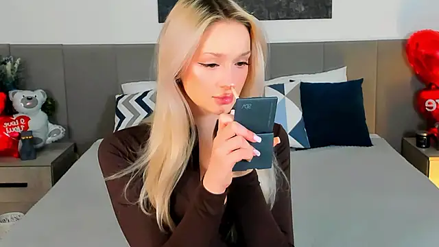 Snapshot of SugarWhisper chatting on February 14, 2026, 3:01 pm SugarWhisper online show from February 14, 2026, 3:01 pm