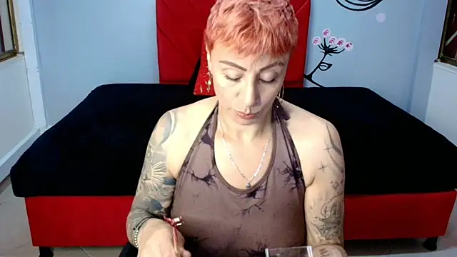 Snapshot of Charlotte__Gray chatting on October 17, 2025, 12:18 pm Charlotte Gray online show from October 17, 2025, 12:18 pm
