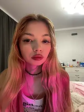  Siennaaa  online show from February 15, 2026, 7:35 pm