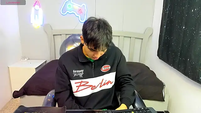 StiwenTwink online show from November 15, 2025, 1:59 pm