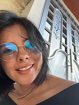 SaraMistick online show from December 18, 2025, 2:21 pm