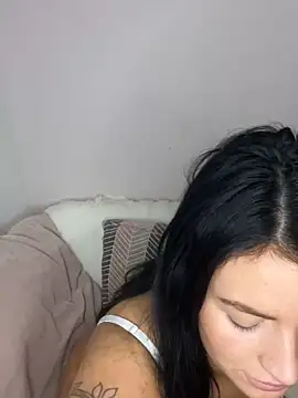 LolaReaX online show from December 23, 2025, 8:24 am