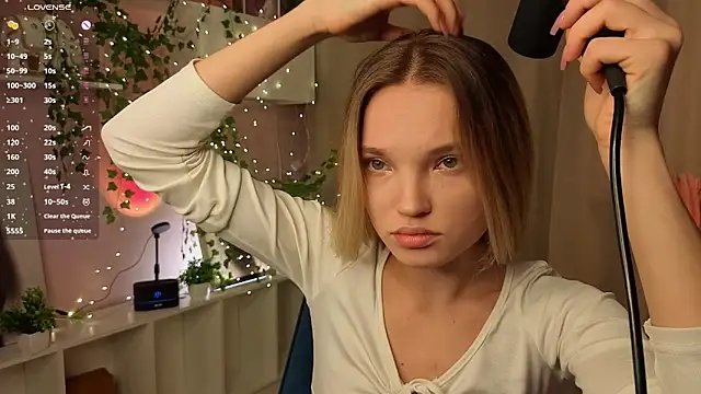 JulieLupo online show from November 14, 2025, 6:06 am