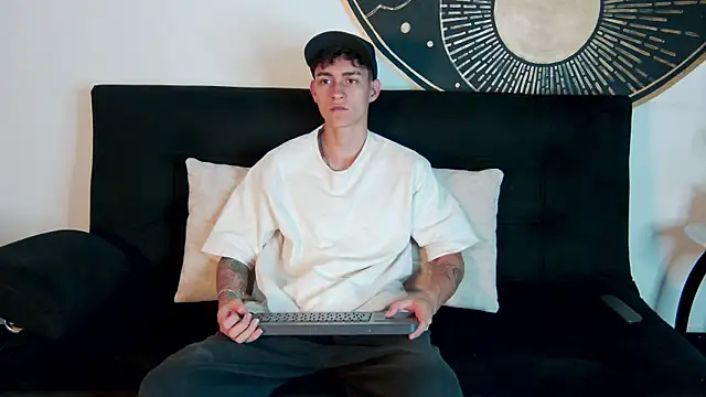 Snapshot of LukeSavagge chatting on October 10, 2025, 7:58 pm LukeSavagge online show from October 10, 2025, 7:58 pm