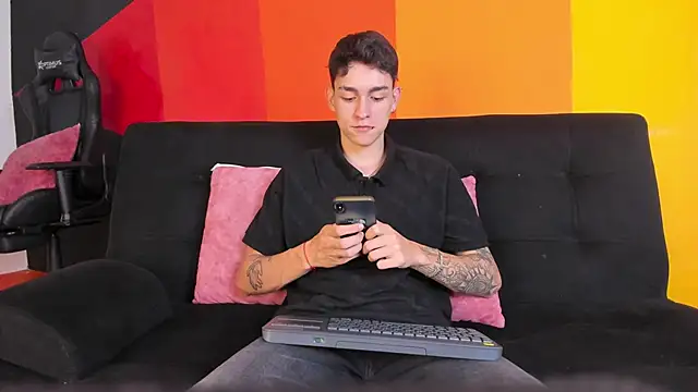 Snapshot of LukeSavagge chatting on October 14, 2025, 3:01 pm LukeSavagge online show from October 14, 2025, 3:01 pm