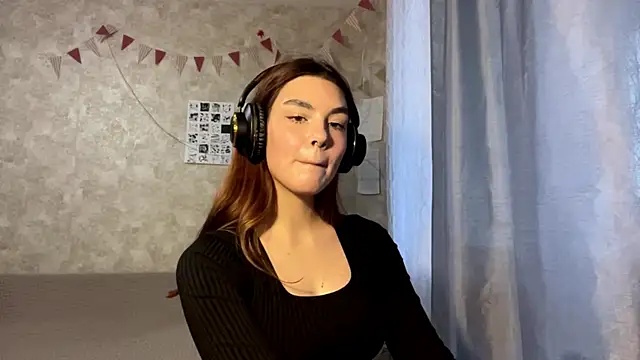 TeresitaLish online show from October 9, 2025, 2:28 pm
