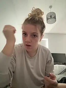 LucyLowbb online show from December 2, 2025, 10:39 am