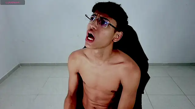 Im david02 online show from April 7, 2026, 12:51 pm