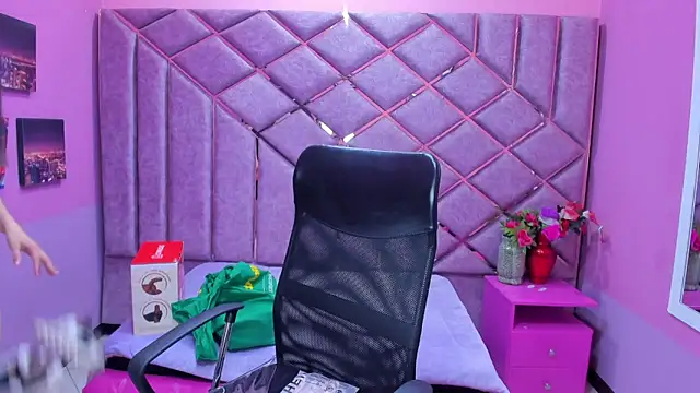 sarah sweett  online show from April 9, 2026, 2:56 pm