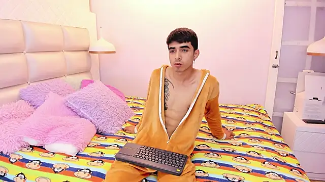 Snapshot of Hottie_Guy chatting on October 6, 2025, 6:52 pm Hottie Guy online show from October 6, 2025, 6:52 pm