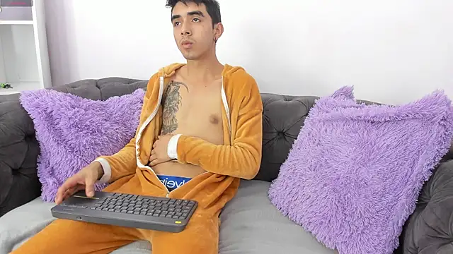 Snapshot of Hottie_Guy chatting on October 17, 2025, 5:59 pm Hottie Guy online show from October 17, 2025, 5:59 pm