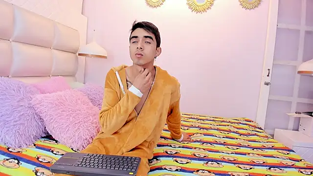 Snapshot of Hottie_Guy chatting on October 16, 2025, 5:43 pm Hottie Guy online show from October 16, 2025, 5:43 pm