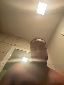 familia0210 online show from March 4, 2026, 11:45 pm