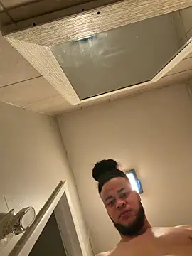 familia0210 online show from February 24, 2026, 12:33 am