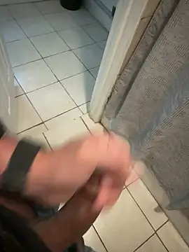 familia0210 online show from October 28, 2025, 1:10 pm