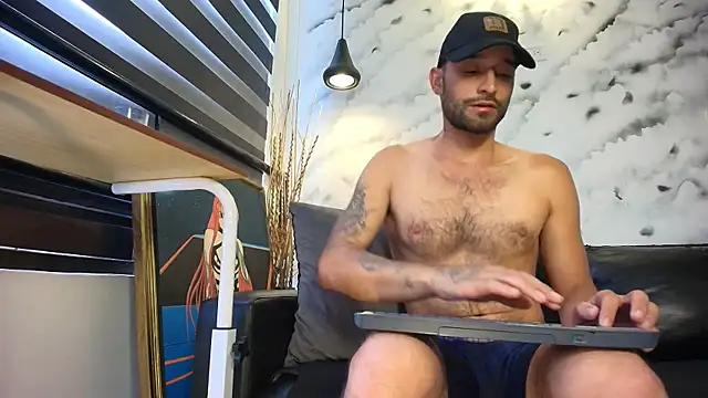 Snapshot of Max_Miller_S chatting on October 17, 2025, 6:32 pm Max Miller S online show from October 17, 2025, 6:32 pm