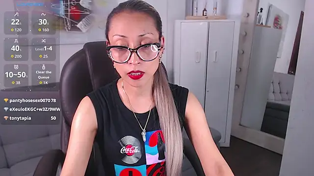 alexia james  online show from April 17, 2026, 9:06 pm