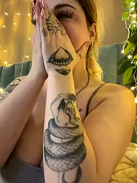 KellyMoors online show from November 17, 2025, 1:20 am