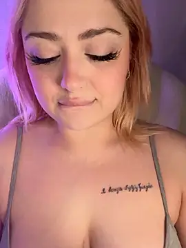 KellyMoors online show from April 7, 2026, 1:29 am