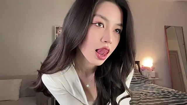 yourlittlesunrise  online show from November 13, 2025, 4:38 am