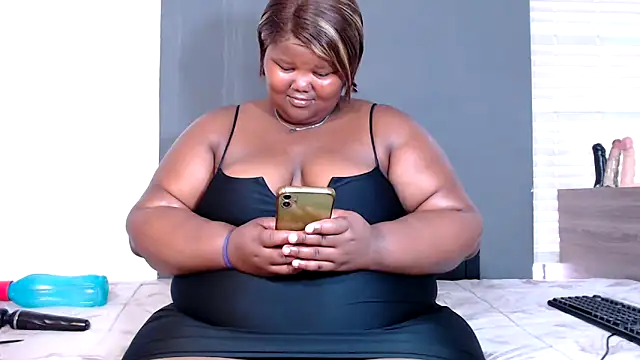 LadyBear2002 online show from November 4, 2025, 12:53 pm