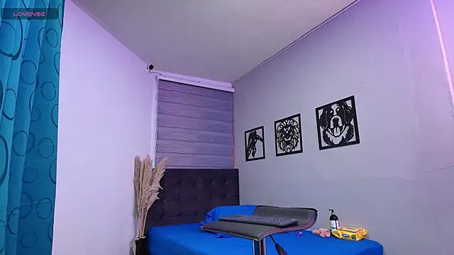 Nikki Vesper online show from April 18, 2026, 4:26 am