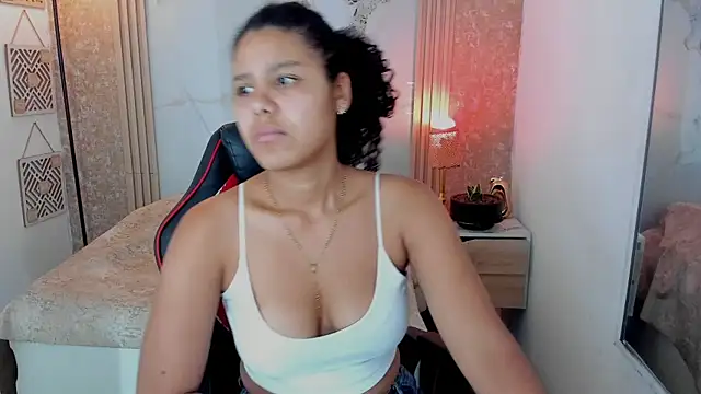 Snapshot of AriaVega chatting on May 4, 2026, 12:52 pm AriaVega online show from May 4, 2026, 12:52 pm