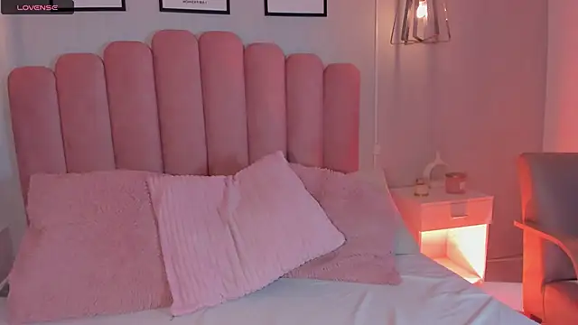 Snapshot of mara_swan_ chatting on December 21, 2025, 3:25 pm mara swan online show from December 21, 2025, 3:25 pm