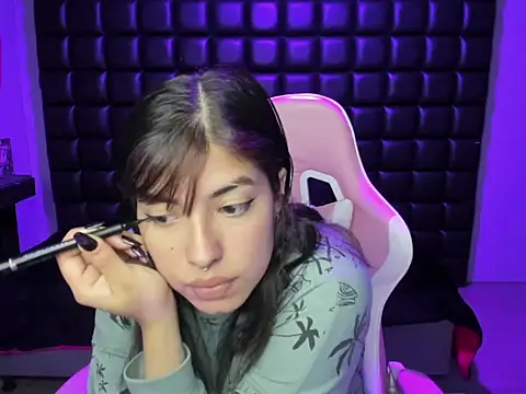 Violetta Swett  online show from December 5, 2025, 1:21 pm