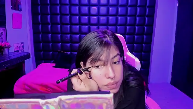 Violetta Swett  online show from December 1, 2025, 12:39 pm