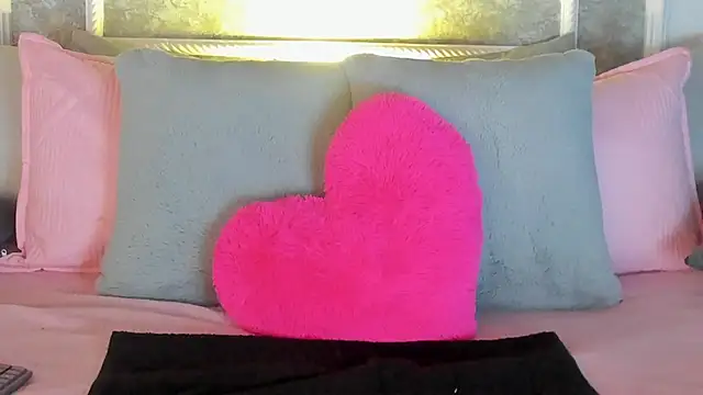  victoriaa  lois online show from November 6, 2025, 8:57 pm