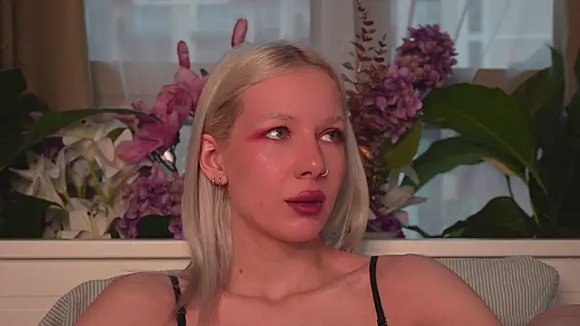 RanyThomson online show from November 29, 2025, 1:44 pm